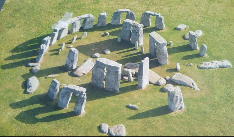 london walk travelogue by Nidheesh Nandanam Stonehenge iconic windows wall paper