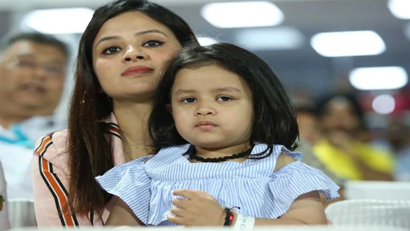 IPL 2021, SRH vs CSK: Check out MS Dhoni's daughter Ziva enjoying the game with Sakshi and Gracia Raina-ayh