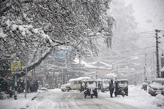 Changu Snowfall: ছাঙ্গুতে তুষারপাত, আটকে পড়া প্রায় শতাধিক পর্যটককে উদ্ধার সেনার