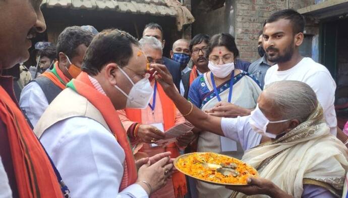 নাড্ডা যেতেই উলটপূরাণ, শস্য দাতা ৫ কৃষক হাজির তৃণমূল কার্যালয়ে, বেসুরো সর্বমঙ্গলার পুরোহিতও