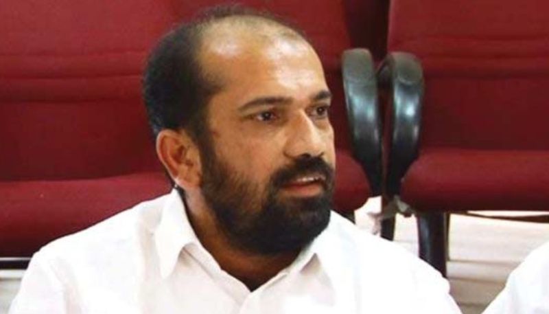 anil akkara praises pinaryi vijayan