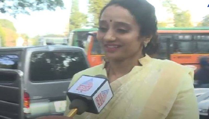 CP Yogeshwar Wife Reaction after her Husband Take Oath as Minister rbj