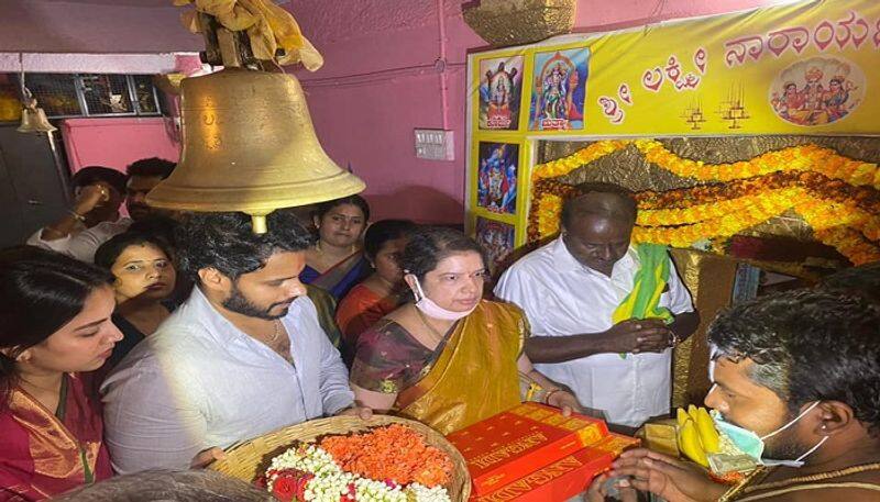 hd kumaraswamy offers pooja in ramanagara jalamangala temple along-with family rbj