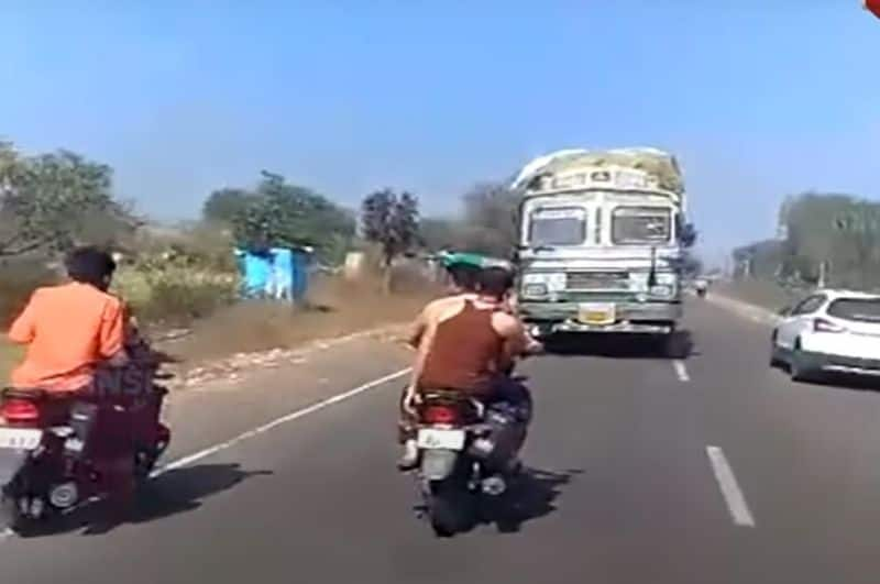 Truk drivers drives 3 km in revers after break fails in Maharastra road ckm