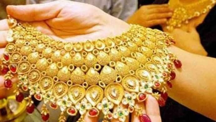 Gold Price Today : বর্ষশেষে সোনার দামে বড় চমক, রূপোর দর কত, জেনে নিন এক ক্লিকে