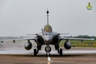 French media claims Rafale scandal, Congress seeks PM's response on million-Euro payoff