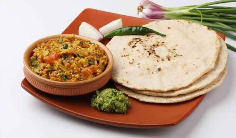 Eating Roti like this will make poison in Body will start increasing Weight this is right way to eat