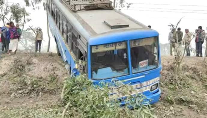 গাড়িতে ধাক্কা লেগে নয়ানজুলিতে পড়ল বাস, অল্পের জন্য প্রাণরক্ষা যাত্রীদের