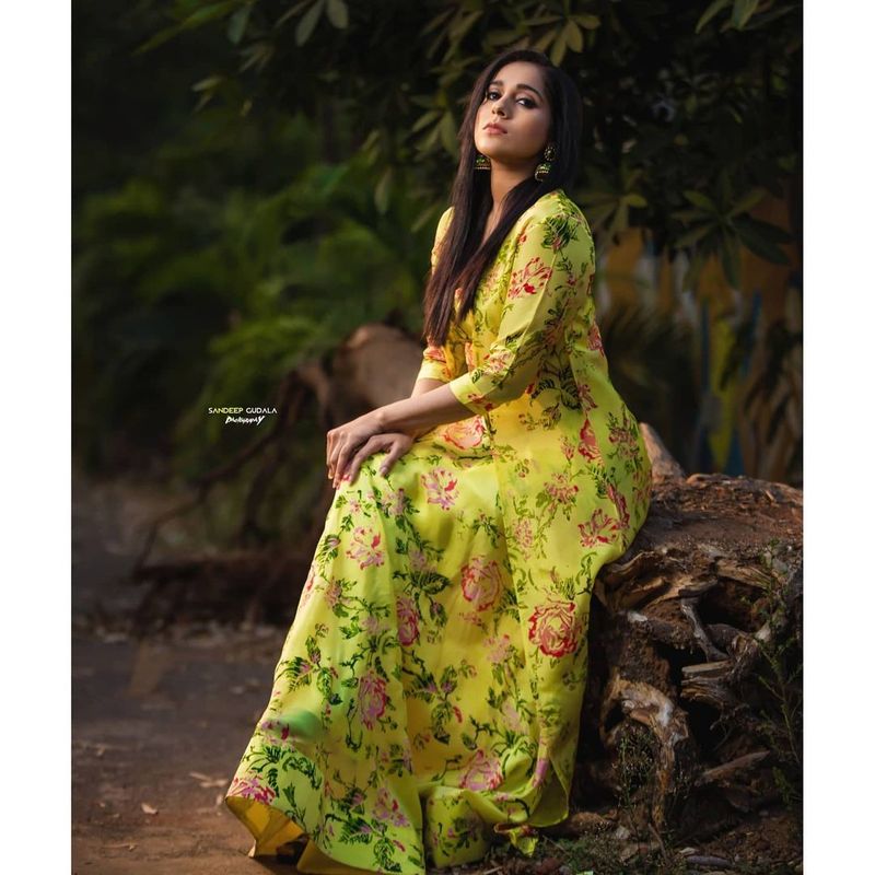 రష్మీకి తన ఫ్యాన్స్ ఏం కోరుకుంటారో తెలుసు. వారికి ఏమివ్వాలో కూడా తెలుసు. నెటిజన్ల నాడిని పట్టేసిందీ హాట్ అందాల భామ. రష్మీకి తన ఫ్యాన్స్ ఏం కోరుకుంటారో తెలుసు. వారికి ఏమివ్వాలో కూడా తెలుసు. నెటిజన్ల నాడిని పట్టేసిందీ హాట్ అందాల భామ.