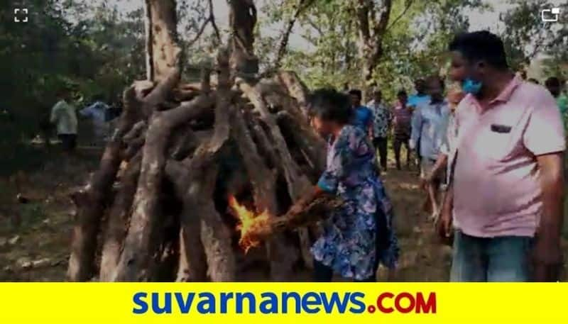 Karwar Daughter Lights Father Funeral Pyre hls