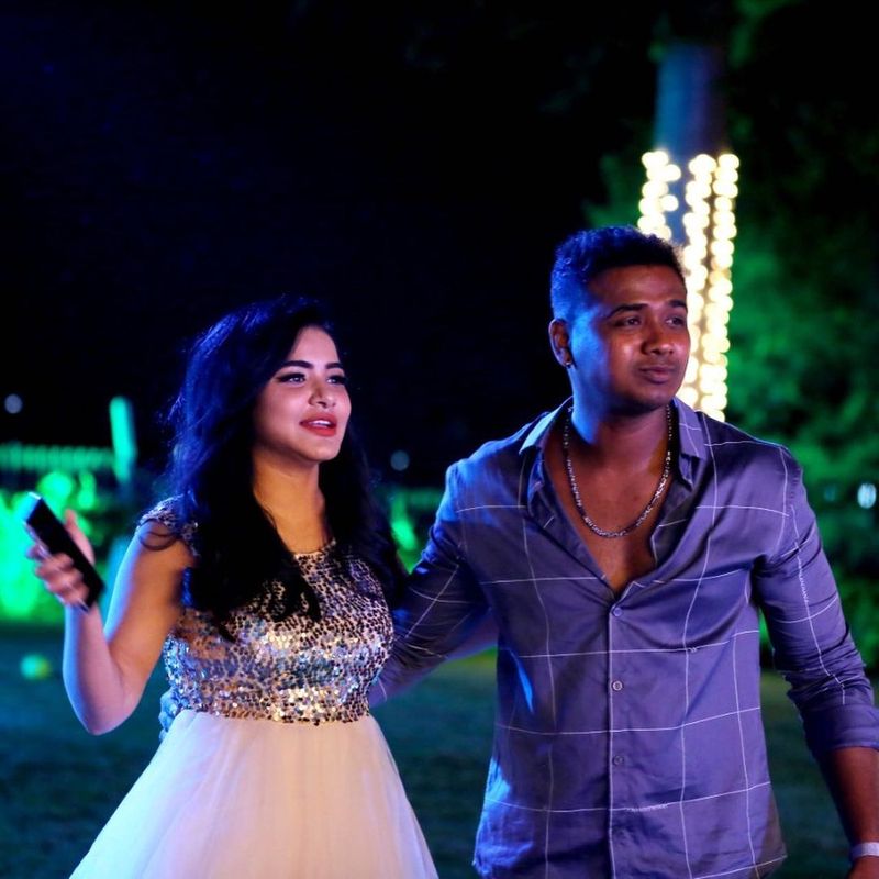 బిగ్బాస్3 లో హాట్ జోడిగా పేరుతెచ్చుకుంది విన్నర్ రాహుల్ సిప్లిగంజ్, నటి పునర్నవి. వీరిద్దరి మధ్య లవ్ ఎఫైర్ నడుస్తుందని, బయటకు వచ్చాక పెళ్లి కూడా చేసుకుంటారనే వార్తలొచ్చాయి. అదే సమయంలో రాహుల్ హౌజ్లో మరో నటి, టిక్ టాక్ ఫేమ్ ఆషురెడ్డితోనూ పులిహోర కలిపాడు. ఇటీవల రాహుల్, ఆషురెడ్డి కలిసి తిరుగుతుండటం, ఇంటర్వ్యూలలో బోల్డ్ గా సమాధానాలు చెప్పడంతో ఈ ఇద్దరి మధ్య లవ్ఎఫైర్ సాగుతుందనే టాక్ వస్తుంది. బిగ్బాస్3 లో హాట్ జోడిగా పేరుతెచ్చుకుంది విన్నర్ రాహుల్ సిప్లిగంజ్, నటి పునర్నవి. వీరిద్దరి మధ్య లవ్ ఎఫైర్ నడుస్తుందని, బయటకు వచ్చాక పెళ్లి కూడా చేసుకుంటారనే వార్తలొచ్చాయి. అదే సమయంలో రాహుల్ హౌజ్లో మరో నటి, టిక్ టాక్ ఫేమ్ ఆషురెడ్డితోనూ పులిహోర కలిపాడు. ఇటీవల రాహుల్, ఆషురెడ్డి కలిసి తిరుగుతుండటం, ఇంటర్వ్యూలలో బోల్డ్ గా సమాధానాలు చెప్పడంతో ఈ ఇద్దరి మధ్య లవ్ఎఫైర్ సాగుతుందనే టాక్ వస్తుంది.