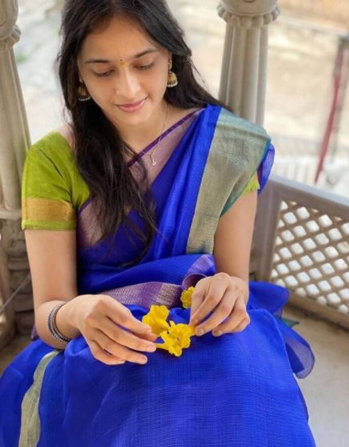 <h2>&nbsp;</h2>

<p>சிவகார்த்திகேயனின் “வருத்தப்படாத வாலிபர் சங்கம்” படம் மூலம் தமிழ் சினிமாவில் அறிமுகமானவர் ஸ்ரீதிவ்யா. ஊதா கலரு ரிப்பன் பாடலும், பாவடை தாவணியில் இவர் காட்டிய ஸ்வீட் அண்ட் க்யூட் ரியாக்‌ஷன்களும் ரசிகர்களை வெகுவாக கவர்ந்தது.&nbsp;</p>
