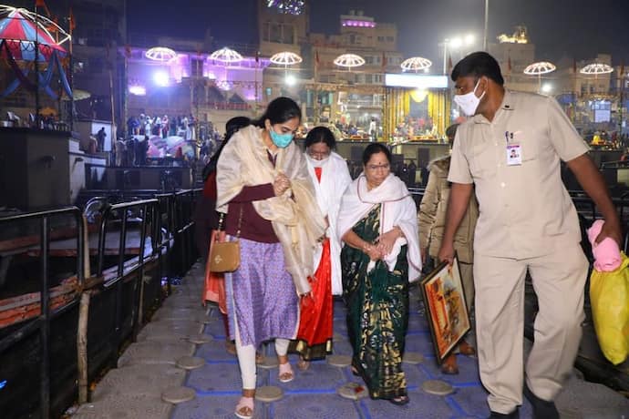 తెలంగాణ ముఖ్యమంత్రి కేసీఆర్ కుటుంబం ప్రముఖ పుణ్యక్షేత్రం వారణాసిని సందర్శించింది. సీఎం సతీమణి‌ శ్రీమతి శోభ, కుమార్తె కల్వకుంట్ల కవిత, ఇతర కుటుంబ సభ్యులు పలు దేవాలయాలను దర్శించుకొని, ప్రత్యేక పూజలు చేశారు. అనంతరం గురువారం సాయంత్రం గంగా హారతి నిర్వహించారు.
