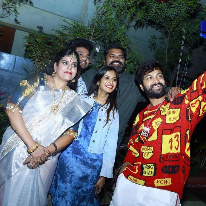 తాజాగా బిగ్ బాస్ కంటెస్టెంట్స్ కొందరు నటి కరాటే కళ్యాణి ఇంట్లో జరిగిన ఓ ఫంక్షన్ కి హాజరై సందడి చేశారు. బిగ్ బాస్ షో ఫైనలిస్ట్స్  అయిన సోహైల్, అరియనాలతో పాటు అవినాష్, కుమార్ సాయి, దివి మరియు అమ్మ రాజశేఖర్ ఈ వేడుకలో పాల్గొన్నారు.