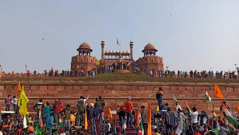 R Day tractor rally violence: Delhi Police arrest one for raising flag at Red Fort