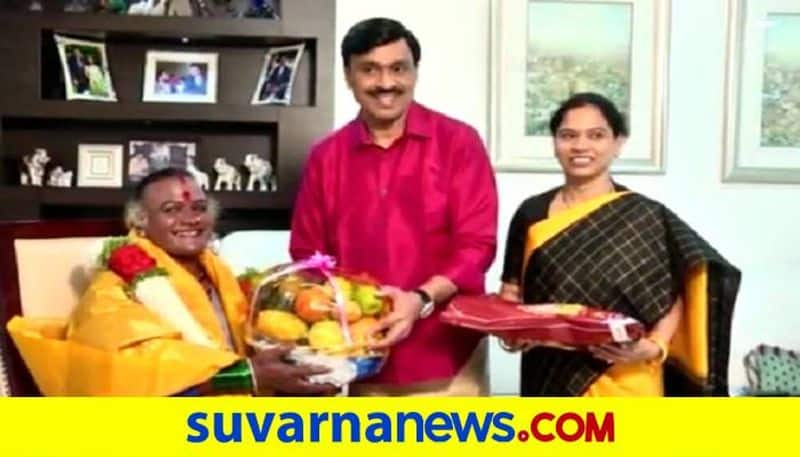 Gali Janardhan Reddy Felicitate Manjamma Jogati in Ballari grg