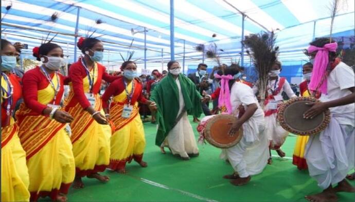 ফালাকাটায় অন্য এক মুখ্যমন্ত্রী, গণবিবাহের অনুষ্ঠানে পা মেলালেন আদিবাসী নাচে