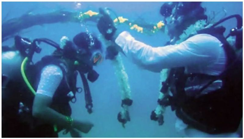 Chennai Couple Takes Wedding Vows 60 ft Underwater in Desi Costumes