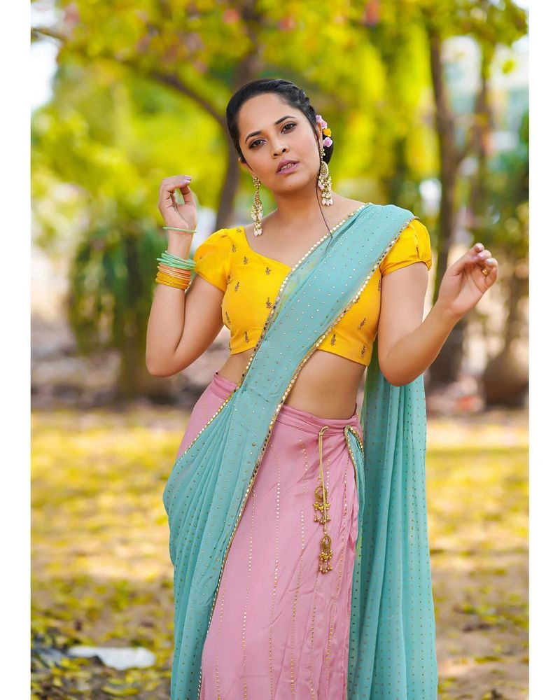 యాంకర్ అనసూయ `జబర్దస్త్` కి యాంకర్గా పనిచేస్తున్న విషయం తెలిసిందే. ఈ గురువారం లేటెస్ట్ ఎపిసోడ్ ప్రసారం కానుంది. ఈసందర్భంగా ఈ ఎపిసోడ్ ప్రోమో విడుదలైంది. యాంకర్ అనసూయ `జబర్దస్త్` కి యాంకర్గా పనిచేస్తున్న విషయం తెలిసిందే. ఈ గురువారం లేటెస్ట్ ఎపిసోడ్ ప్రసారం కానుంది. ఈసందర్భంగా ఈ ఎపిసోడ్ ప్రోమో విడుదలైంది.