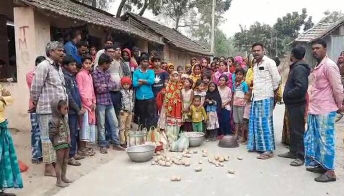 রেশন বিতরণে আলু কম দেওয়ার অভিযোগ, বচসা থেকে হাতাহাতির জেরে এলাকায় উত্তেজনা