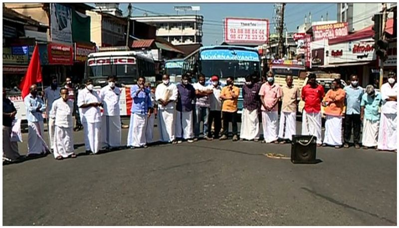 വയനാട് ബഫര്‍സോണ്‍ വിജ്ഞാപനം; എല്‍ഡിഎഫ് ദേശിയപാത ഉപരോധിച്ചു, യുഡിഎഫ്