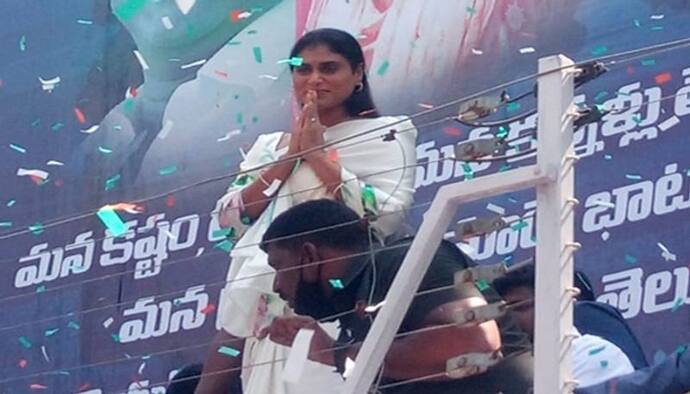<p>తెలంగాణలో వైఎస్ కూతురు వైఎస్ షర్మిల రాజకీయాల్లోకి ప్రవేశించడంపై చర్చ ముమ్మరంగానే సాగుతోంది. ఆమె రాజకీయ ప్రవేశం వల్ల ఎవరికి లాభం జరుగుతుంది, ఎవరికి నష్టం జరుగుతుందనే చర్చ సాగుతోంది. ఇప్పటికిప్పుడు దాన్ని అంచనా వేయడం అంత సులభం కాదనప్పటికీ స్థూలంగా ఓ అంచనాకు రావచ్చు. టీఆర్ఎస్ ను ఎదుర్కునే బలమైన శక్తిగా బిజెపి అవతరిస్తున్న తరుణంలో ఆమె రాజకీయ రంగ ప్రవేశం చేస్తున్నారు.</p>

