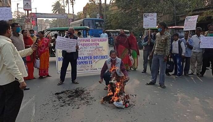 চিটফান্ড আমানতকারীদের টাকা ফেরতের দাবি, প্রধানমন্ত্রী-মুখ্যমন্ত্রীর কুশপুত্তলিকা দাহ বালুরঘাটে