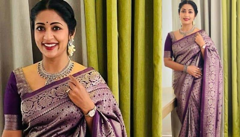 navya nair in beautiful banarasi saree