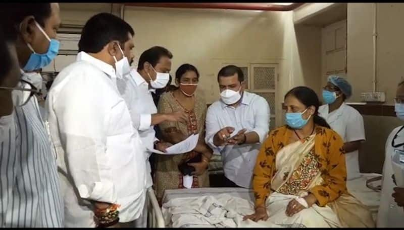 araku bus accident : ministers alla nani, avanthi srinivas in visaka kgh - bsb