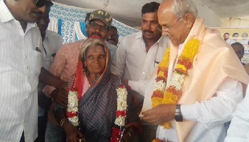 Old Age Woman 300 Rs Donate to Road Construction in Koppal grg