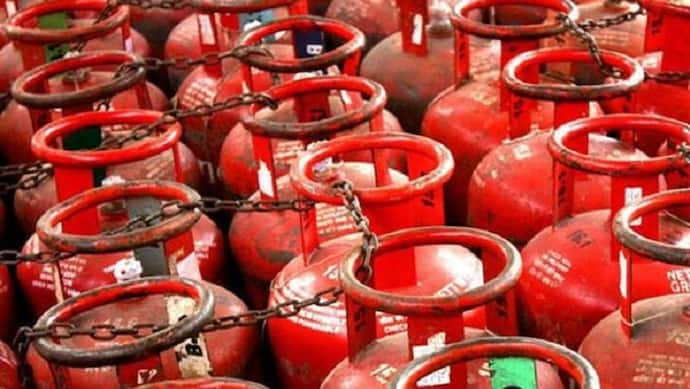 10 दिन में दूसरी बार बढ़े LPG सिलेंडर के दाम, अब आपको 50 रुपए देना होगा ज्यादा