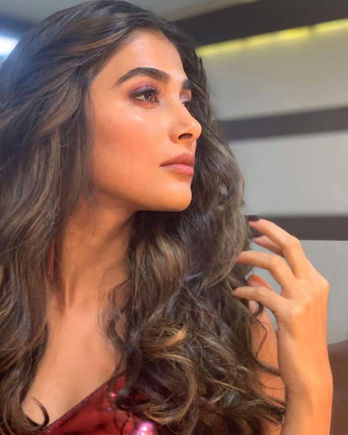 <p style="text-align: justify;">Housefull 4 actress Pooja Hegde is too busy with her brand shoots and movie commitments. But how does she keep her skin so flawless? What is the secret behind it?</p>
