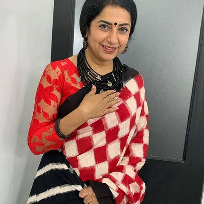 <p>സിന്ധു ഭൈരവി എന്ന സിനിമയിലൂടെ മികച്ച നടിക്കുള്ള ദേശീയ പുരസ്‍കാരം നേടിയിട്ടുണ്ട് സുഹാസിനി.</p>
