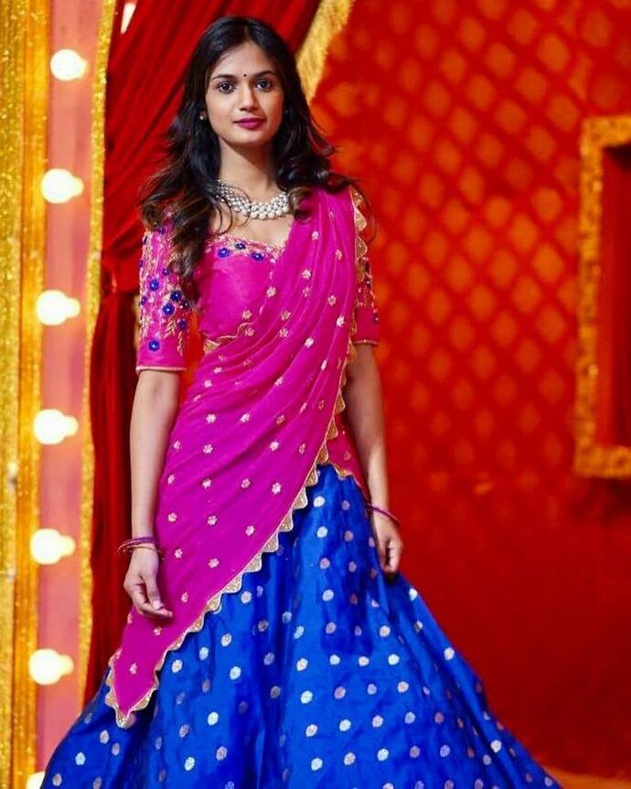 హాఫ్‌ శారీలో అరియానా గ్లోరీ కిర్రాక్‌ పుట్టిస్తుంది. లేటెస్ట్ గా ఈ లంగాఓణీ ఫోటోలను పంచుకుంది అరియానా. అవి ఆద్యంతం ఆకట్టుకుంటున్నాయి.