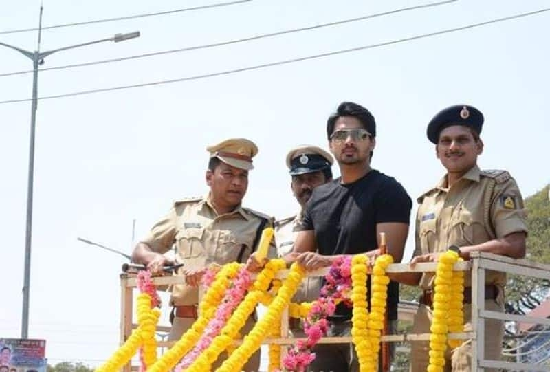 zee kannada gattimela fame rakksh in Tumakuru road safety week rally vcs