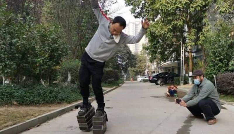 Chinese man walking with 150 kg attached to his feet