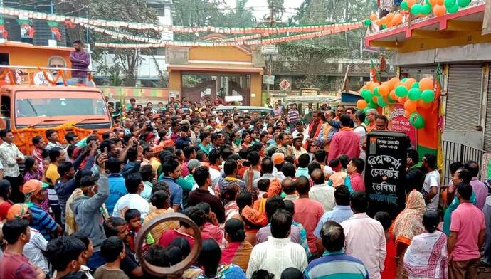 বিজেপির রথযাত্রায় বোমা হামলার অভিযোগ, পাল্টা ভাঙচুর তৃণমূল কার্যালয়ে - রণক্ষেত্র মিনাখা