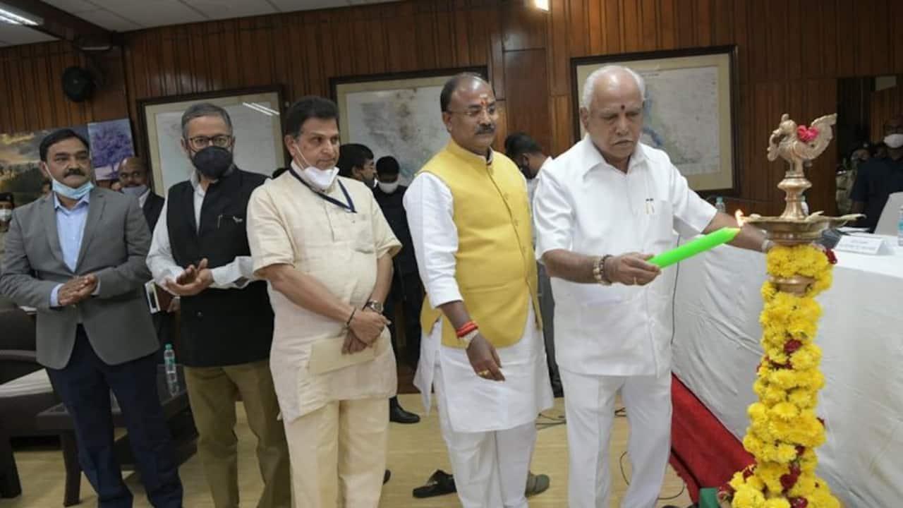 <p>ನಗರದ ಅರಣ್ಯ ಭವನದಲ್ಲಿ ಬುಧವಾರ ನಡೆದ ರಾಜ್ಯದ ಎಲ್ಲಾ ವೃತ್ತಗಳ ಮುಖ್ಯ ಅರಣ್ಯ ಸಂರಕ್ಷಣಾಧಿಕಾರಿ, ಅರಣ್ಯ ಸಂರಕ್ಷಣಾಧಿಕಾರಿ ಹಾಗೂ ಪ್ರಾದೇಶಿಕ ವನ್ಯಜೀವಿ ವಿಭಾಗದ ಅರಣ್ಯ ಸಂರಕ್ಷಣಾಧಿಕಾರಿಗಳ ಕಾರ್ಯಾಗಾರ ಉದ್ಘಾಟಿಸಿ ಮಾತನಾಡಿದ ಸಿಎಂ </p>
<p>ನಗರದ ಅರಣ್ಯ ಭವನದಲ್ಲಿ ಬುಧವಾರ ನಡೆದ ರಾಜ್ಯದ ಎಲ್ಲಾ ವೃತ್ತಗಳ ಮುಖ್ಯ ಅರಣ್ಯ ಸಂರಕ್ಷಣಾಧಿಕಾರಿ, ಅರಣ್ಯ ಸಂರಕ್ಷಣಾಧಿಕಾರಿ ಹಾಗೂ ಪ್ರಾದೇಶಿಕ ವನ್ಯಜೀವಿ ವಿಭಾಗದ ಅರಣ್ಯ ಸಂರಕ್ಷಣಾಧಿಕಾರಿಗಳ ಕಾರ್ಯಾಗಾರ ಉದ್ಘಾಟಿಸಿ ಮಾತನಾಡಿದ ಸಿಎಂ </p>