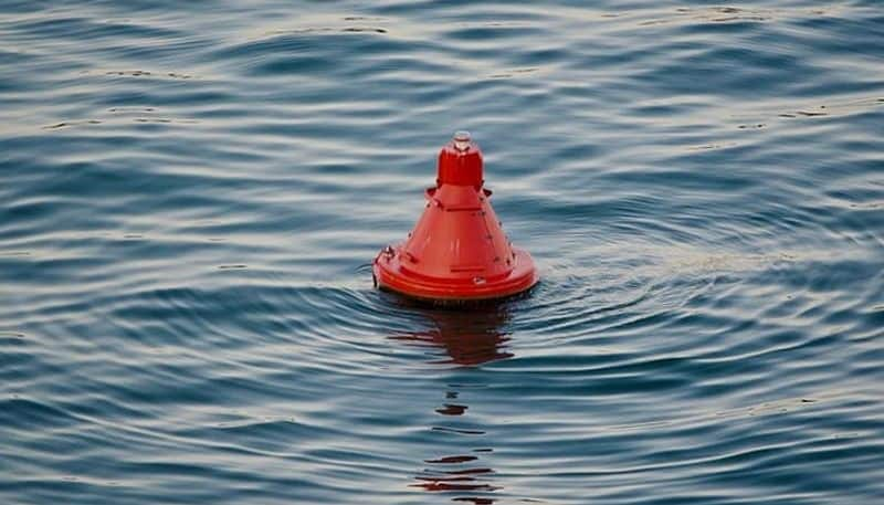 sailor who fell into ocean without life support srvived by clinging to a fishing buoy