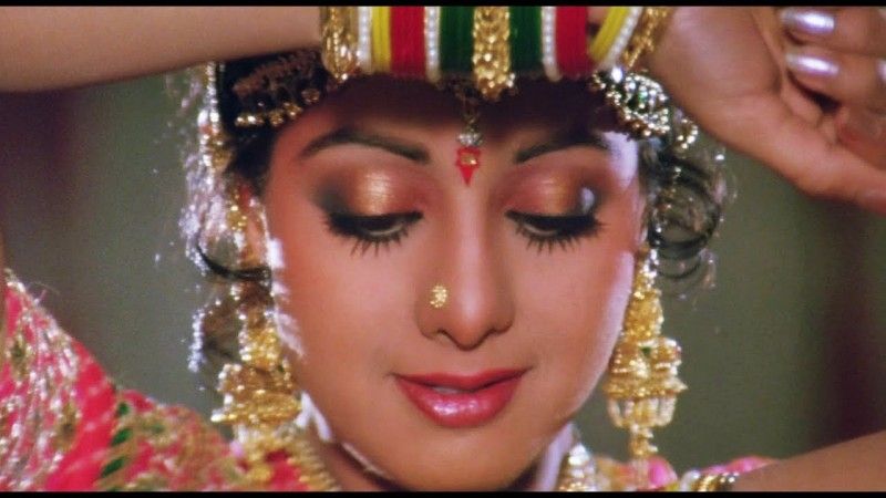 అతిలోక సుందరి శ్రీదేవి దాదాపు ఐదు దశాబ్దాల పాటు ఇండియన్ సినిమాని శాషించారు. స్టార్ హీరోలను మించిన స్టార్ డమ్తో ఓ వెలుగు వెలిగారు. కట్టిపడేసే అందం, మంత్రముద్ధుల్ని చేసే క్యూట్నెస్, అద్భుతమైన అభినయం ఆమెని తిరుగులేని సినీ రాకూమారిని చేసింది. అతిలోక సుందరి శ్రీదేవి దాదాపు ఐదు దశాబ్దాల పాటు ఇండియన్ సినిమాని శాషించారు. స్టార్ హీరోలను మించిన స్టార్ డమ్తో ఓ వెలుగు వెలిగారు. కట్టిపడేసే అందం, మంత్రముద్ధుల్ని చేసే క్యూట్నెస్, అద్భుతమైన అభినయం ఆమెని తిరుగులేని సినీ రాకూమారిని చేసింది.