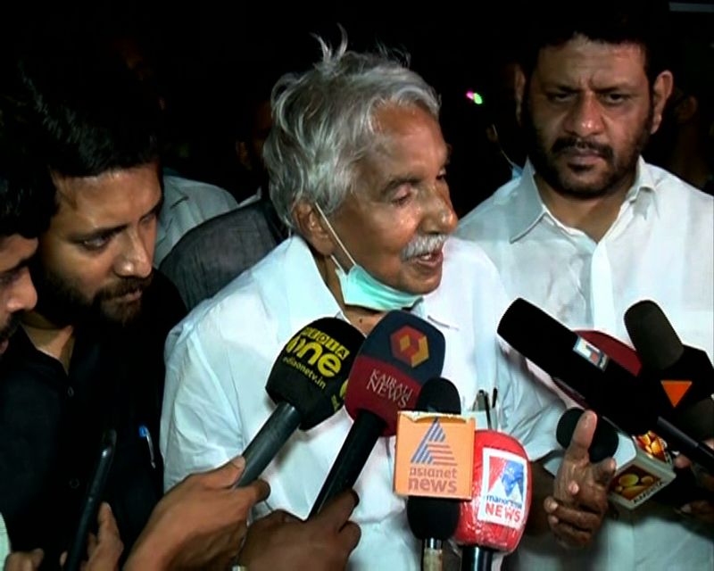 Oommen Chandy demands justice for walayar victims