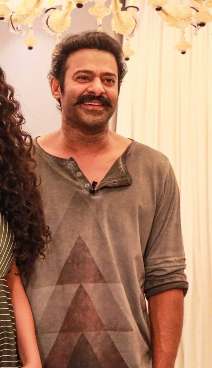 ప్రభాస్‌ ప్రస్తుతం `రాధేశ్యామ్‌`తోపాటు `సలార్‌`, `ఆదిపురుష్‌` చిత్రాల్లో నటిస్తున్నాడు. `ఆదిపురుష్‌` చిత్రం ప్రస్తుతం ముంబయిలో జరుగుతుంది. ప్రభాస్‌ ఆ సినిమా కోసం ముంబయిలోని తన నివాసంలో   ఉంటున్నాడు.