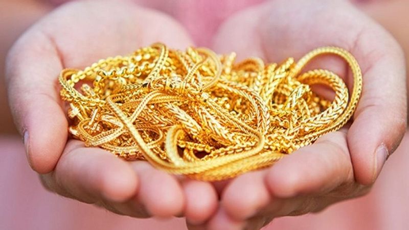 Woman Arrested for Illegal Shipping of Gold in Bengaluru grg