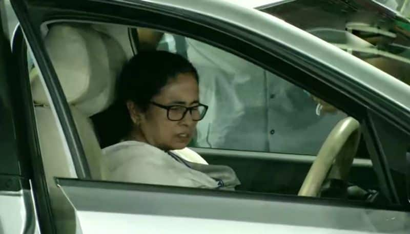 Mamata banerjee discharged from hospital