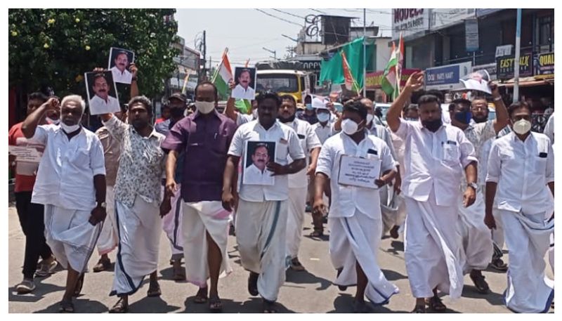 congress workers protest against kayamkulam  candidate