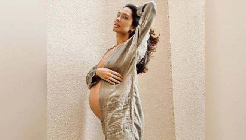 Mom to be Lisa Haydon s pic viral