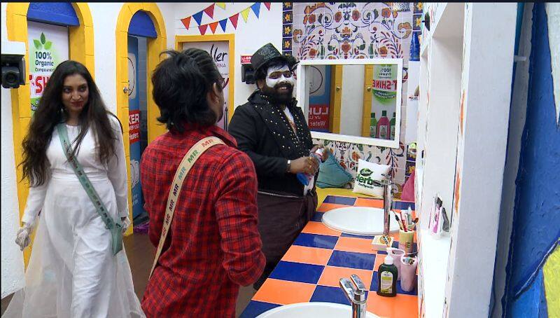 Do not sit in the dressing room at other times Bigg Boss warns Ramzan, Ritu and Adoni