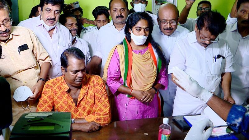 actor salim kumar donates deposit money to kayamkulam UDF candidate aritha babu