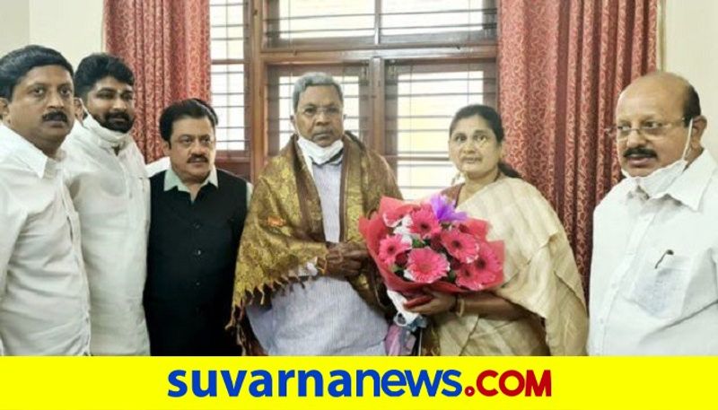 basavakalyan By Poll Congress Candidate Mallamma Meets Siddaramaiah rbj