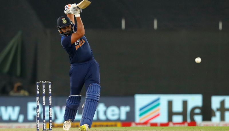 IPL 2021: Rohit Sharma provides autograph to a fanboy from Delhi Capitals, check out who-ayh